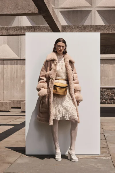 Look 16